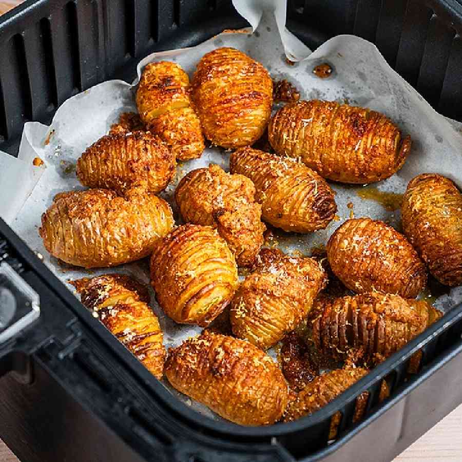 ভাত, আলু ভাতে দিয়ে বড় বানান এয়ার ফ্রায়ারে।