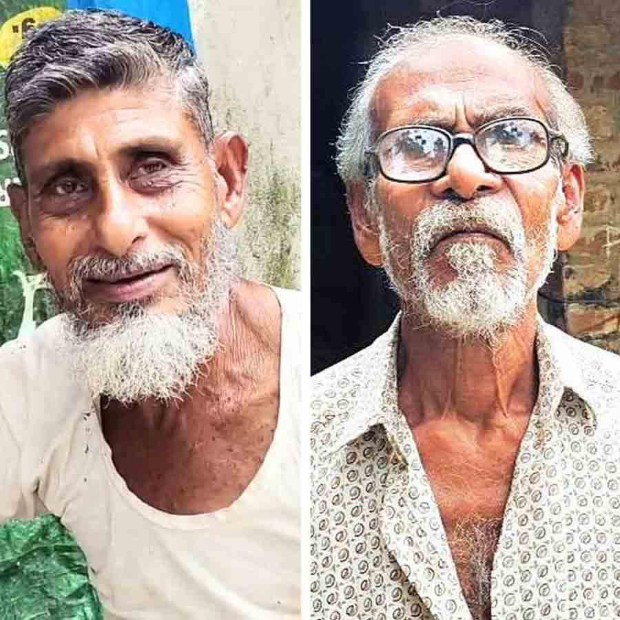 (বাঁ দিকে) দেছের আলি মণ্ডল এবং গণেশ মজুমদার (ডান দিকে)।
