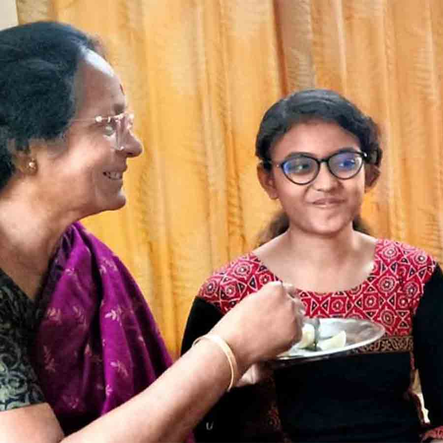 মায়ের হাতে মিষ্টিমুখ অদ্রিজার।