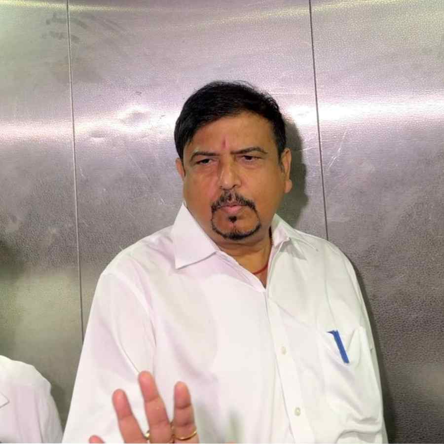 শুক্রবার সকালে সিজিও কমপ্লেক্সে ইডির দফতরে প্রবেশের আগে দমকলমন্ত্রী সুজিত বসু।