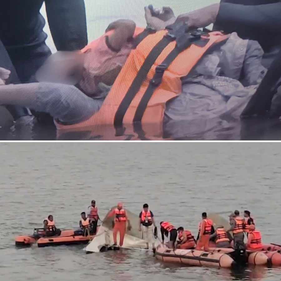Woman clutching her child found dead in Narmada cruise mishap dgtl