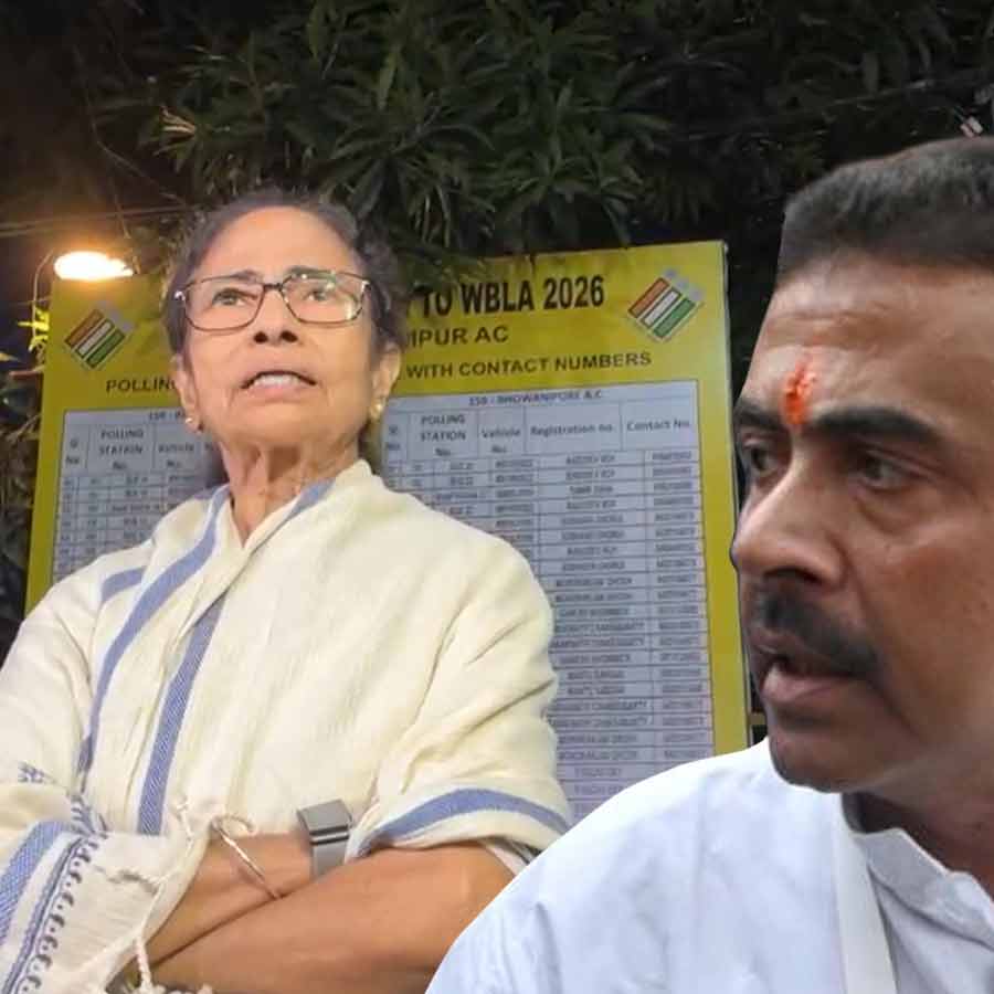 (বাঁ দিকে) মুখ্যমন্ত্রী মমতা বন্দ্যোপাধ্যায়। বিরোধী দলনেতা শুভেন্দু অধিকারী (ডান দিকে)।