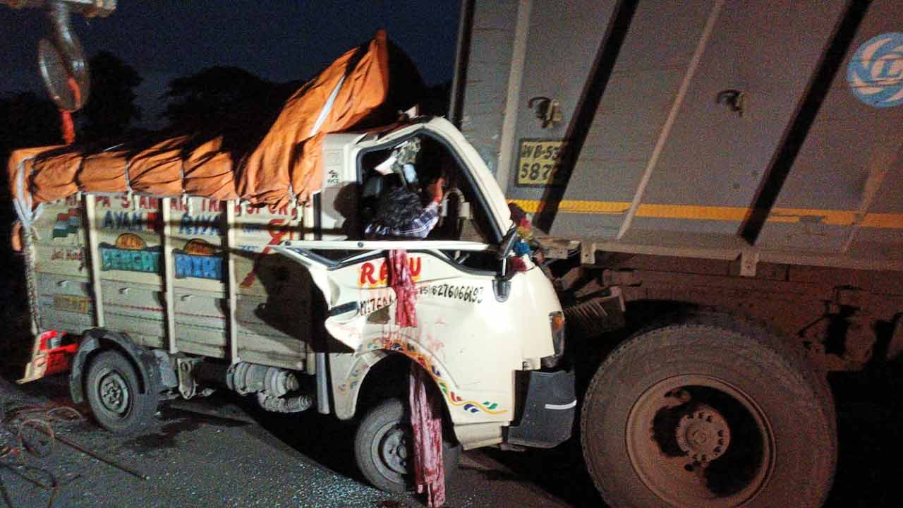 দাঁড়িয়ে থাকা ডাম্পারে ধাক্কা মারে গাড়িটি।