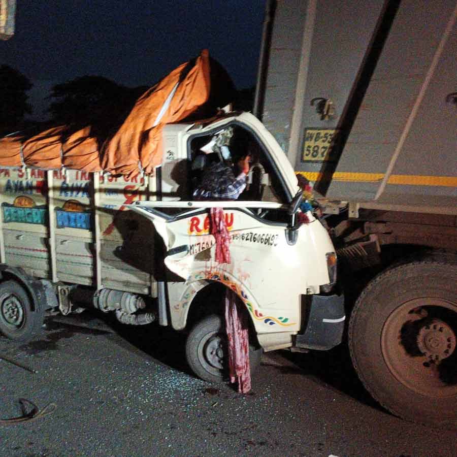 দাঁড়িয়ে থাকা ডাম্পারে ধাক্কা মারে গাড়িটি।