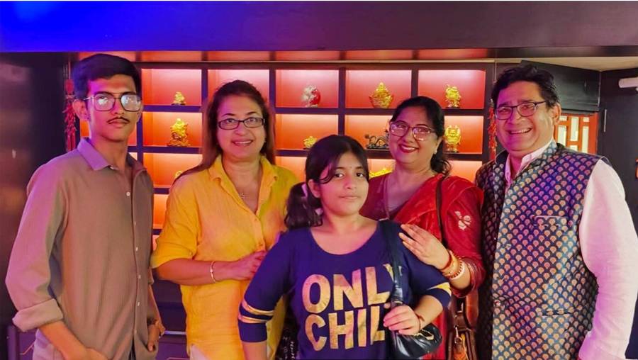 রেস্তরাঁয় সপরিবার রায়-বন্দ্যোপাধ্যায়। 