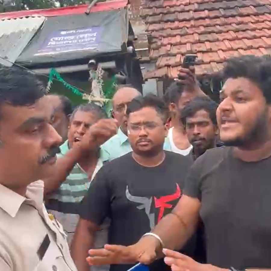 ঘটনাস্থলে বিক্ষোভকারীদের সঙ্গে কথা বলছে পুলিশ।
