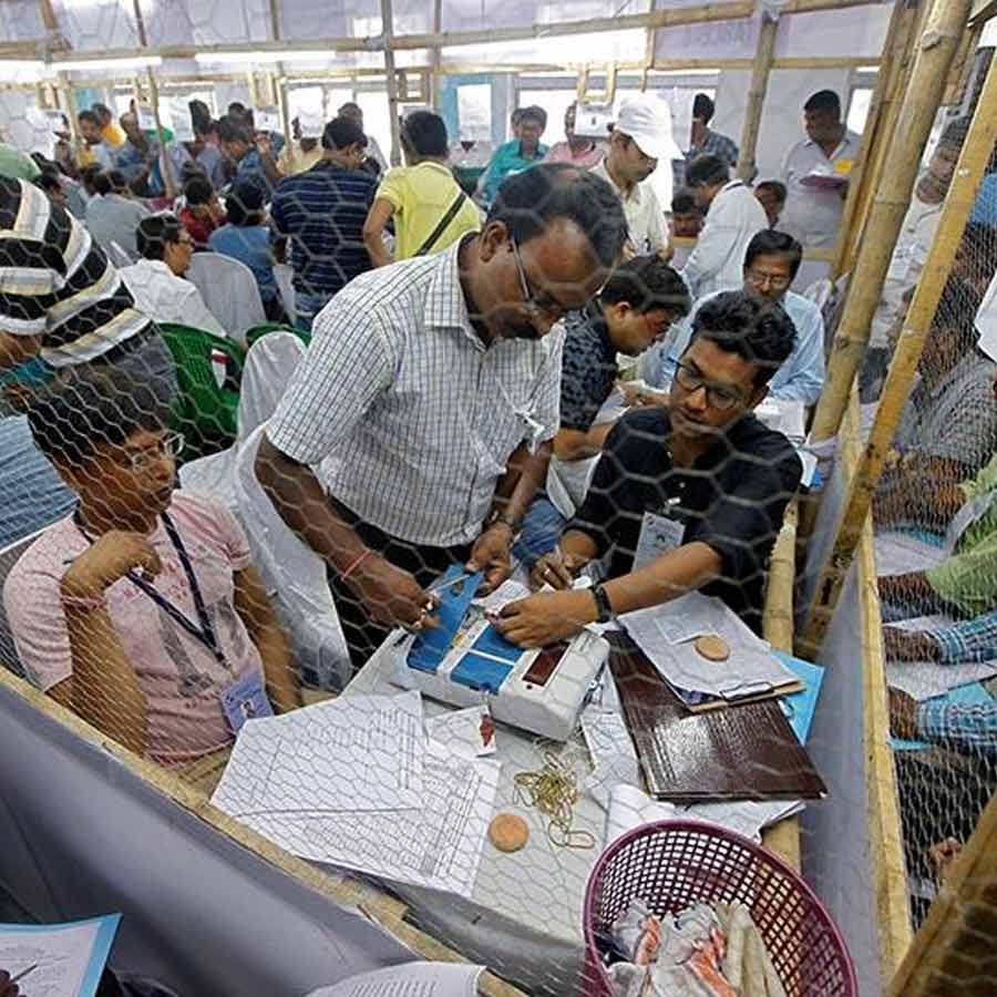 গণনাকেন্দ্রের ভিতরে ভোটগণনা পর্ব।