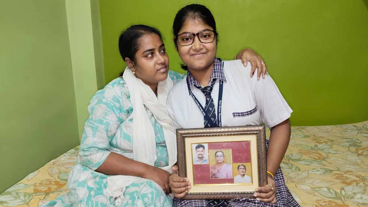 মায়ের সঙ্গে সৃজনী সাহু।