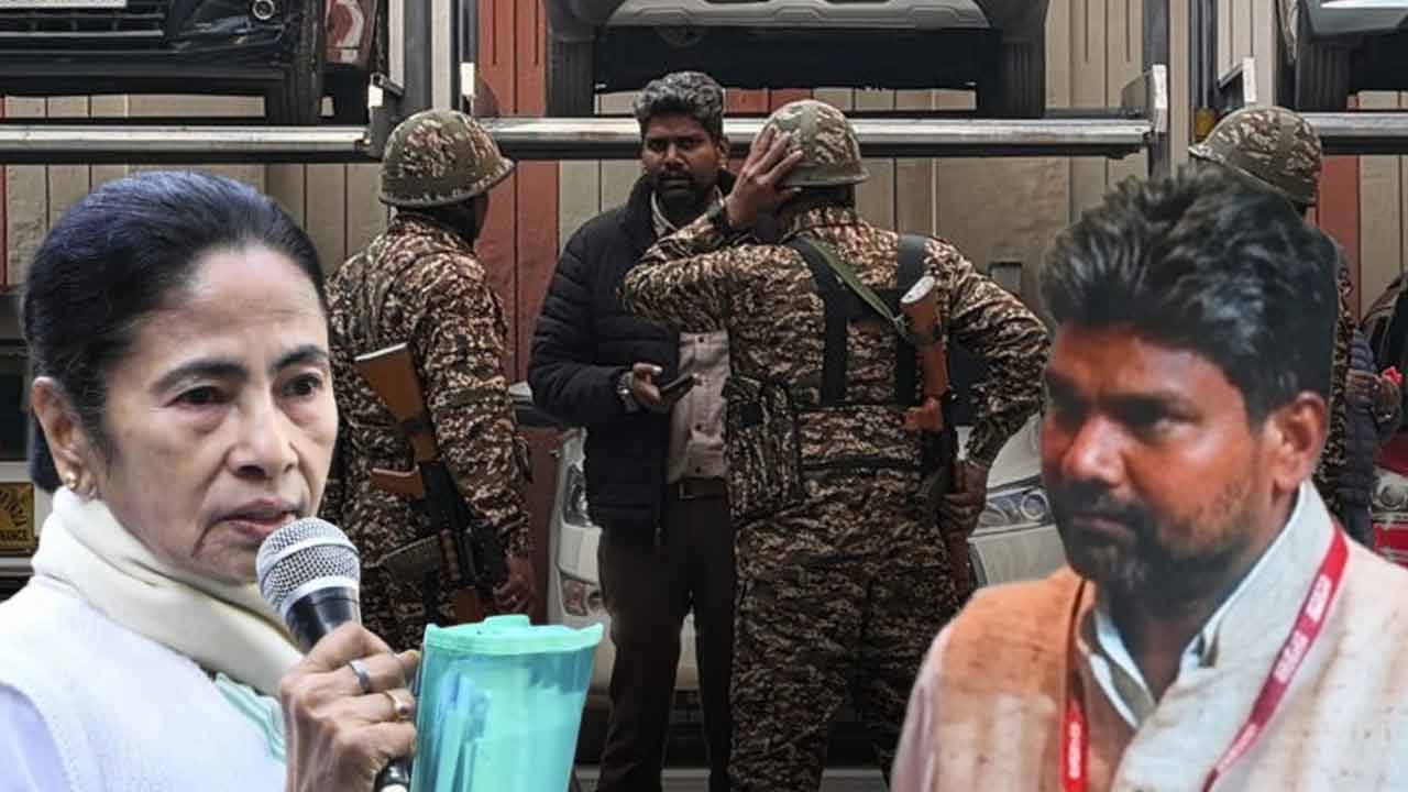 (বাঁ দিকে) ফাইল হাতে আই-প্যাক কর্তার বাড়ি থেকে বেরোনোর পর মুখ্যমন্ত্রী মমতা বন্দ্যোপাধ্যায়। প্রতীক জৈনের বাড়িতে তল্লাশি অভিযানের নেতৃত্ব দেওয়া ইডি আধিকারিক প্রশান্ত চান্ডিলা (ডান দিকে)।