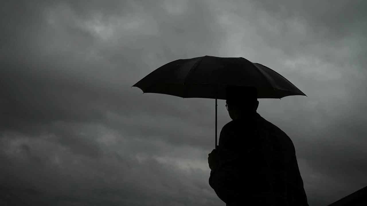 কলকাতা-সহ রাজ্যের সব জেলায় রয়েছে ঝড়বৃষ্টির পূর্বাভাস।