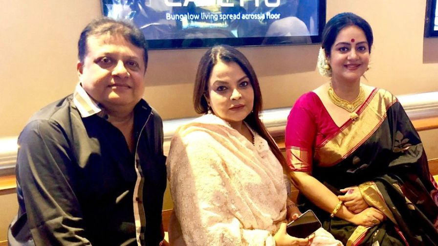 স্বামী ও ননদের সঙ্গে সুদীপা চট্টোপাধ্যায়।