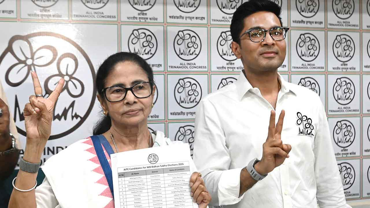 মমতা বন্দ্যোপাধ্যায় (বাঁ দিকে) ও অভিষেক বন্দ্যোপাধ্যায় (ডান দিকে)।