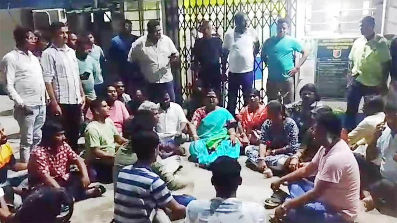 হরিপাল থানার সামনে বিক্ষোভ তৃণমূল নেতা-কর্মীদের।