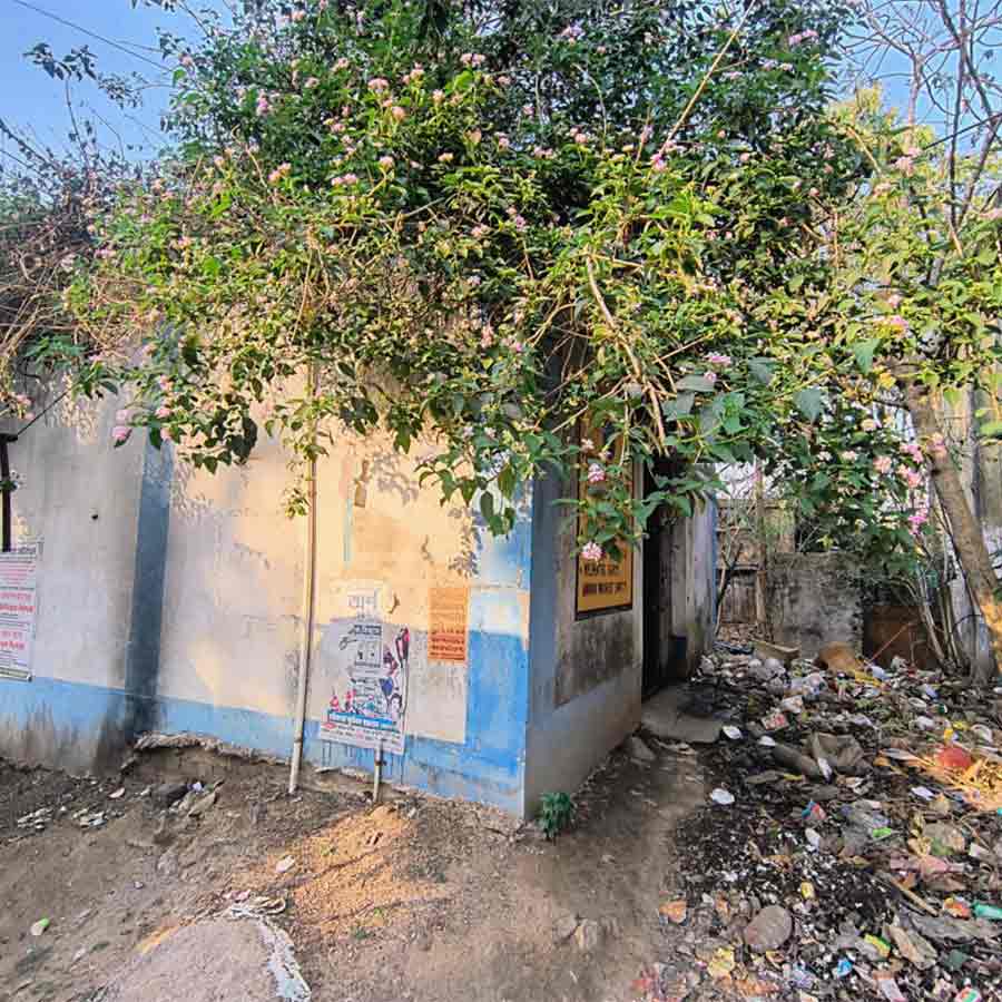 people angry after poor maintainence of public toilet at Bandwan