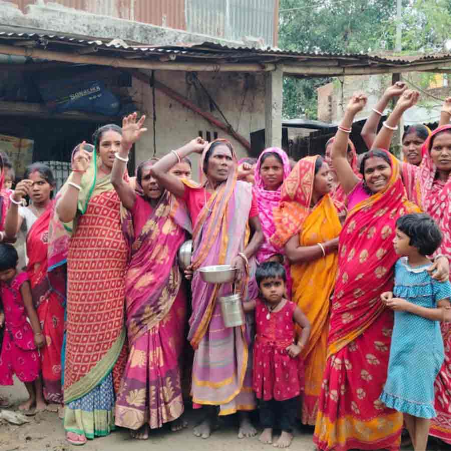 পুলিনটোলা বাঁধ অঙ্গনওয়াড়ি কেন্দ্রে বিক্ষোভ।