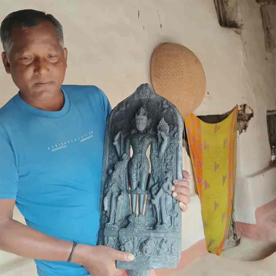 Vishnu idol dated back to Pala empire era found while excavating a lake at Gajol