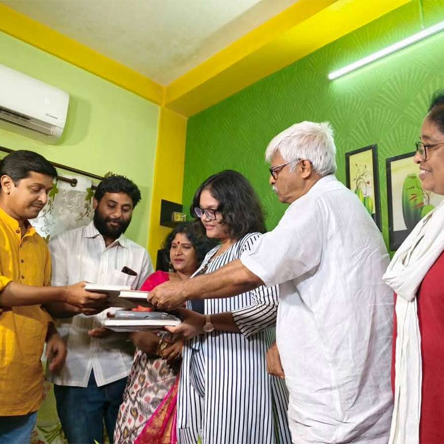 অনুষ্কা ঘোষের বাড়িতে বাম নেতারা।