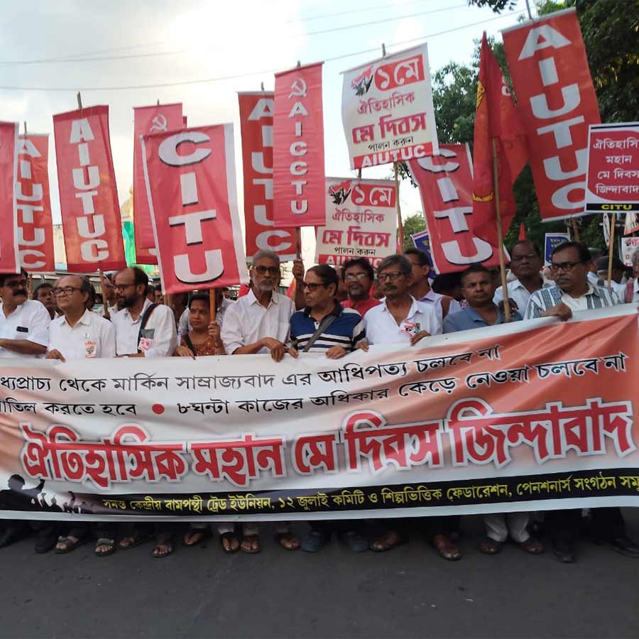 মে দিবসে বামপন্থী শ্রমিক সংগঠনগুলির মিছিল। কলকাতায়।