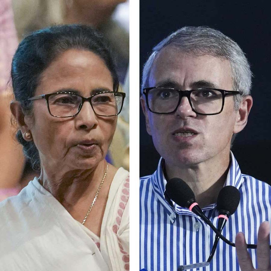 (বাঁ দিকে) মমতা বন্দ্যোপাধ্যায় এবং ওমর আবদুল্লা (ডান দিকে)।