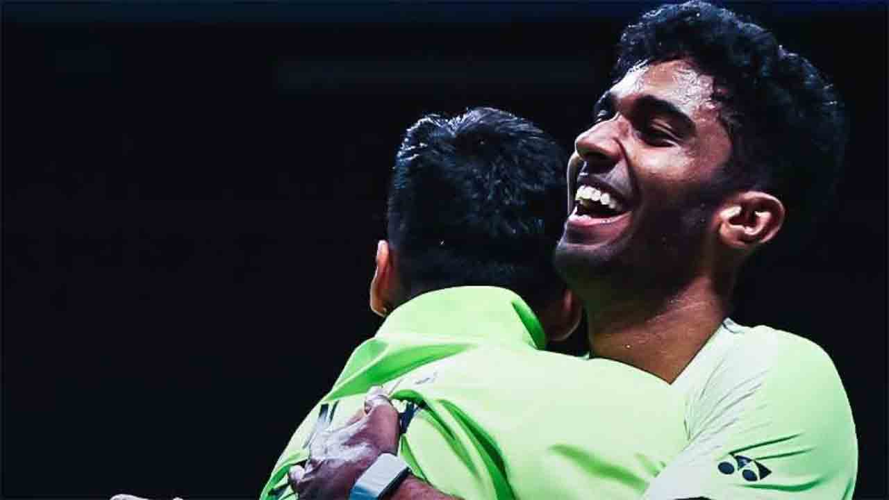 উচ্ছ্বাস: ম্যাচ জিততেই আয়ুষকে আলিঙ্গন চিরাগের। ব্যাডমিন্টন ফটো