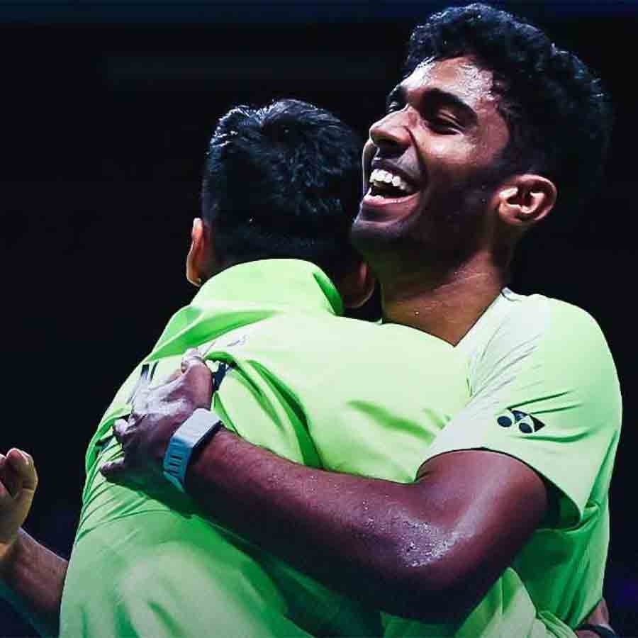 উচ্ছ্বাস: ম্যাচ জিততেই আয়ুষকে আলিঙ্গন চিরাগের। ব্যাডমিন্টন ফটো