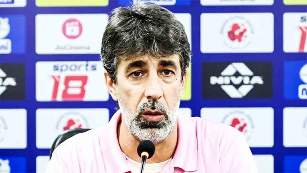 কোচ অস্কার ব্রুসো।