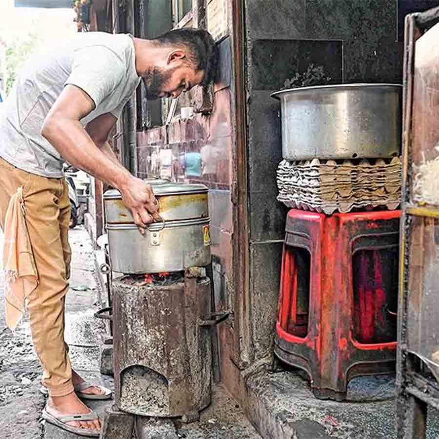 খাবারের দোকানে গ্যাসের বদলে উনুনে রান্না হচ্ছে। শুক্রবার, ডেকার্স লেনে।