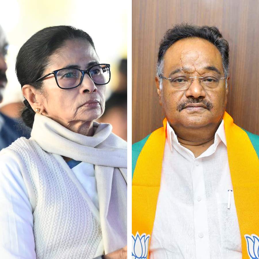 (বাঁ দিকে) বন্দ্যোপাধ্যায় এবং শমীক ভট্টাচার্য (ডান দিকে)।
