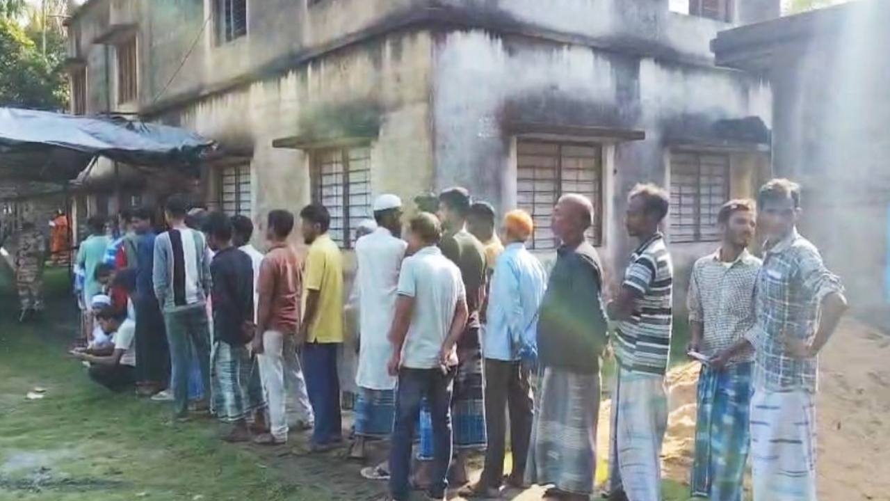 মগরাহাট পশ্চিমের বুথের সামনে পুনর্নির্বাচনের লাইন। শনিবার সকালে।