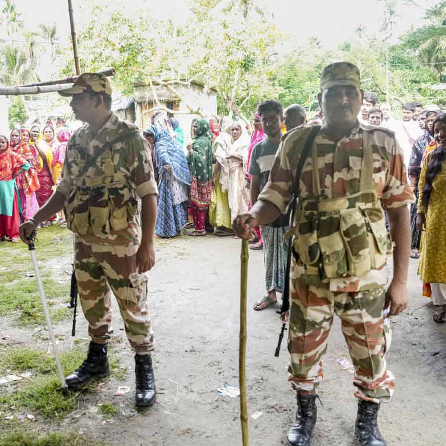 বুথের বাইরে কেন্দ্রীয় বাহিনীর নজরদারি। শনিবার।