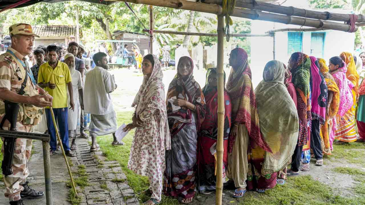 মগরাহাটের বুথে পুনর্নির্বাচনের লাইন। শনিবার।