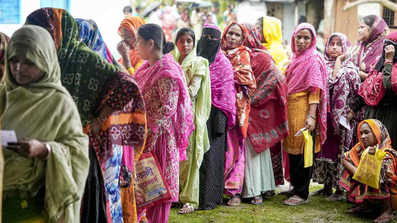 বুথের বাইরে ভিড় ভোটারদের। শনিবার সকালে।