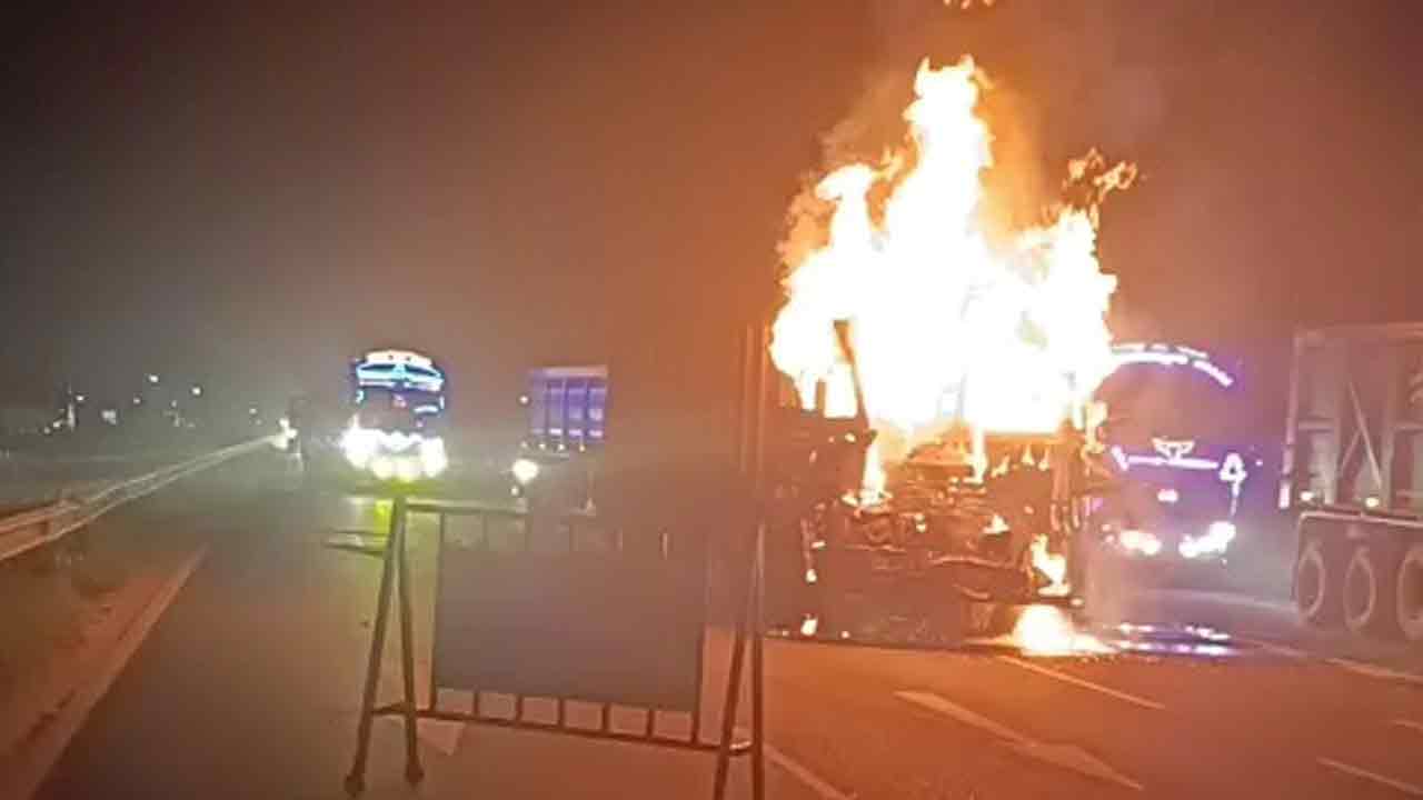 সিঙ্গুরের রাস্তায় ট্রাকে আগুন।