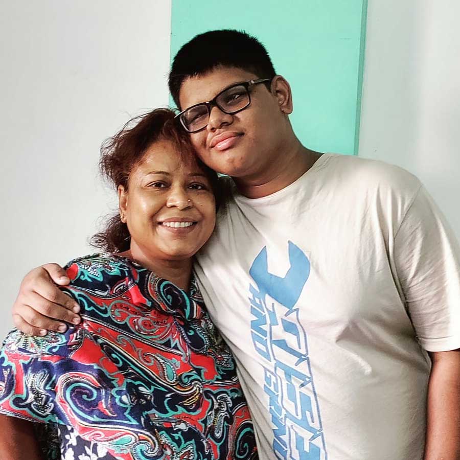 মা সোমা গুহঠাকুরতার সঙ্গে সর্বজিৎ গুহঠাকুরতা।