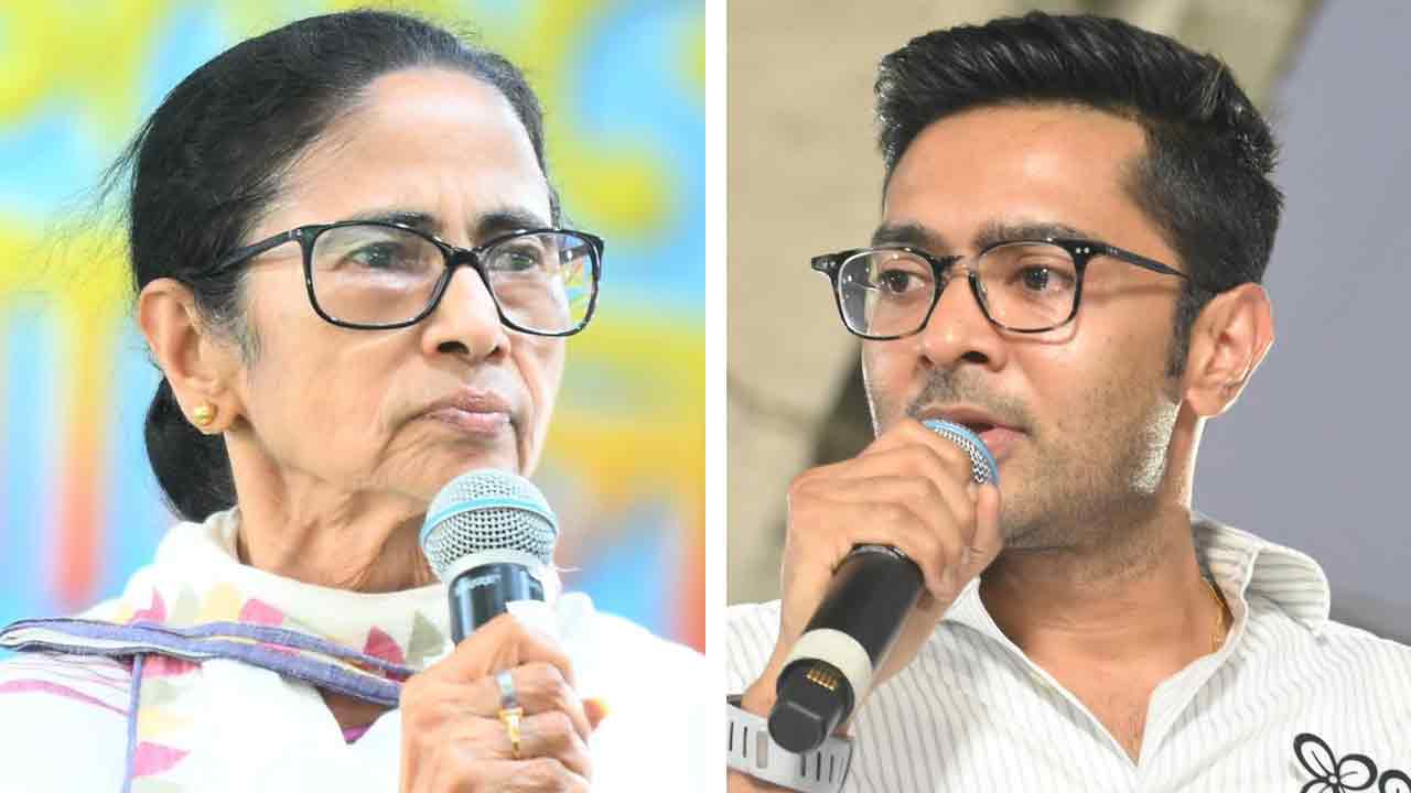 (বাঁ দিকে) মমতা বন্দ্যোপাধ্যায় এবং অভিষেক বন্দ্যোপাধ্যায় (ডান দিকে)।
