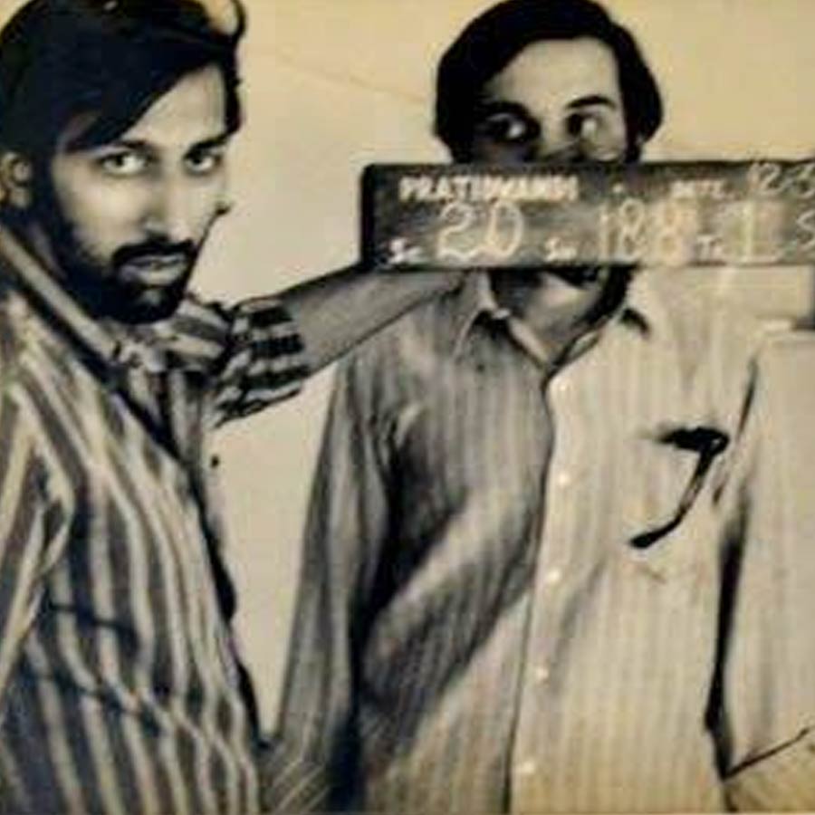 ‘প্রতিদ্বন্দ্বী’ ছবির সেটে ক্ল্যাপস্টিক হাতে টিনু আনন্দ। পাশে ধৃতিমান চট্টোপাধ্যায়।