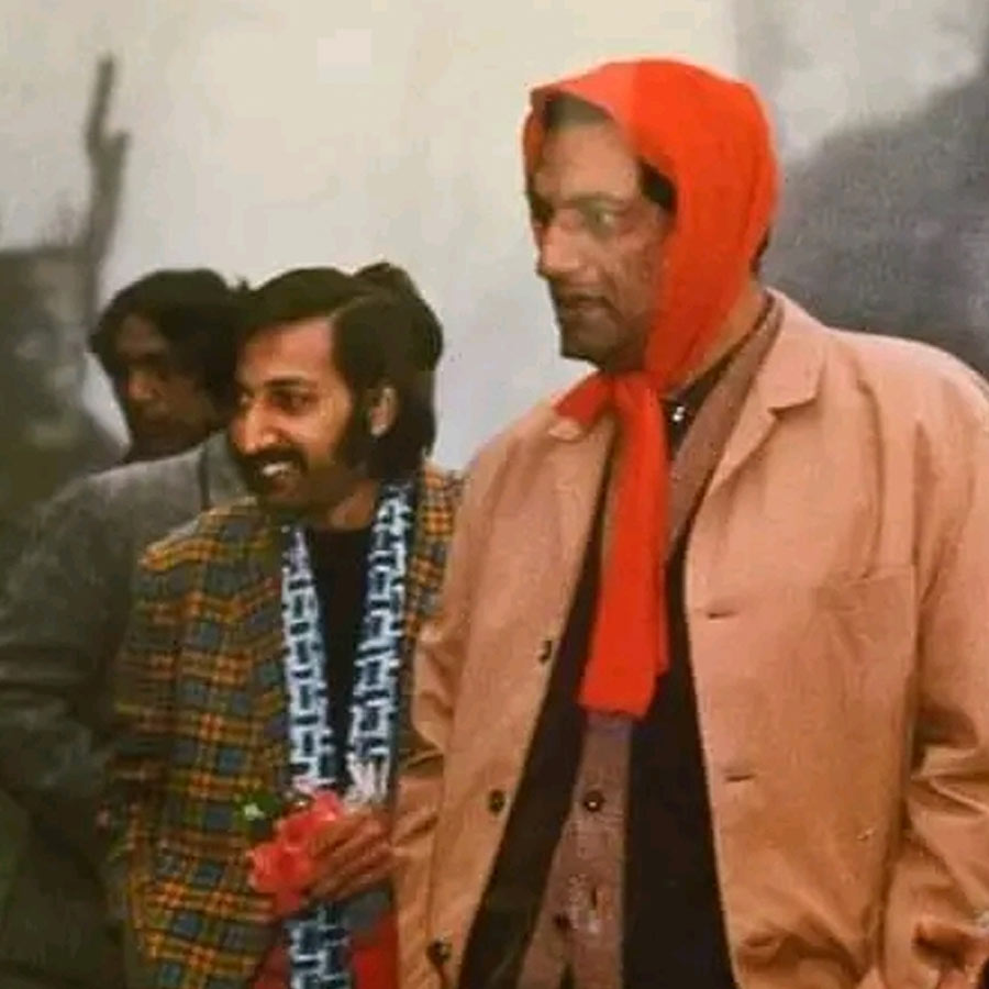 সত্যজিৎ রায়ের সঙ্গে শুটিংয়ে টিনু আনন্দ।