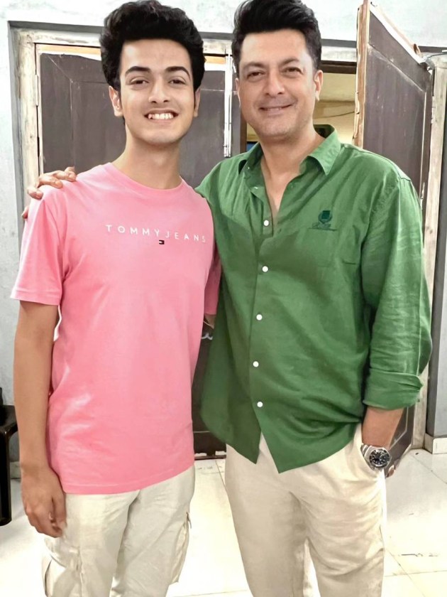 এক ফ্রেমে স্বর্ণাভঋত সান্যাল আর যিশু সেনগুপ্ত।