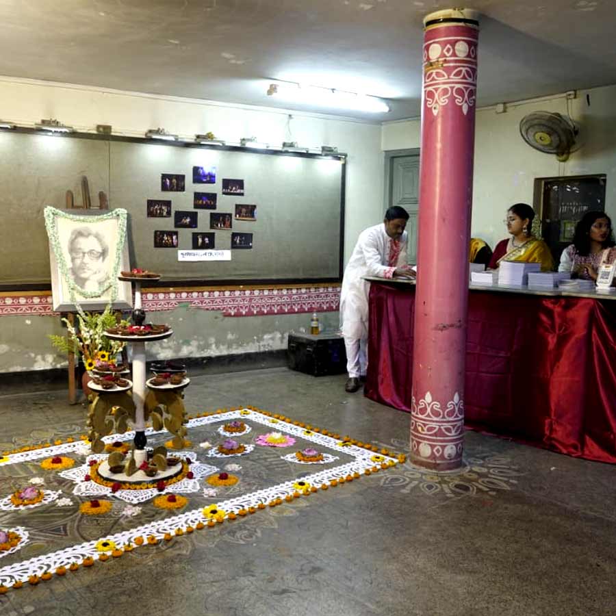 ‘বহুরূপী’র ৭৮-তম জন্মবার্ষিকীতে সেজে উঠেছে অ্যাকাডেমি