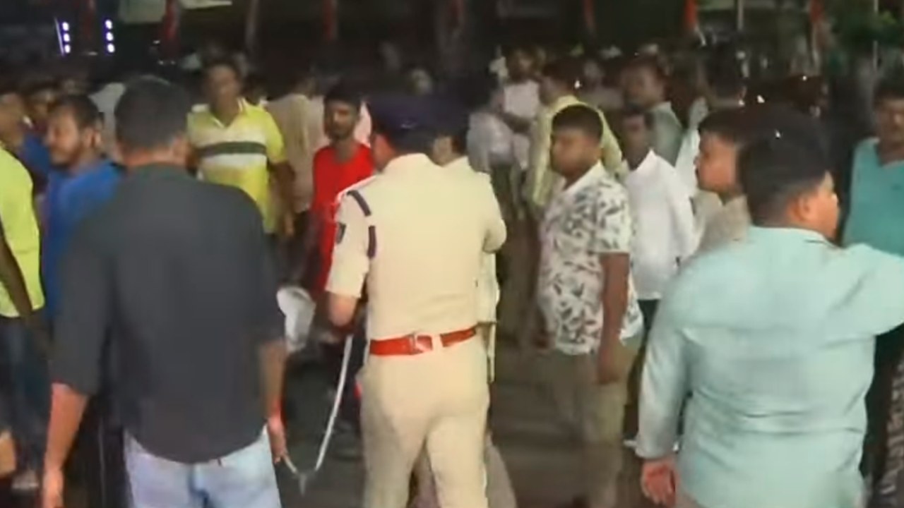 শনিবার রাতে বিধাননগরে স্ট্রংরুমের বাইরে তৃণমূল এবং বিজেপির উত্তেজনা।