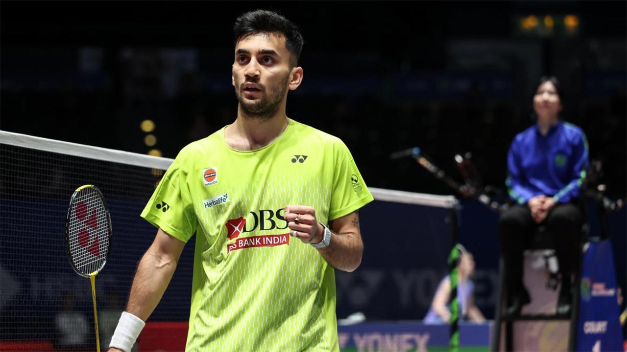 ধাক্কা: কনুইয়ে চোট। লক্ষ্যকে নিয়ে ঝুঁকি নিল না দল।