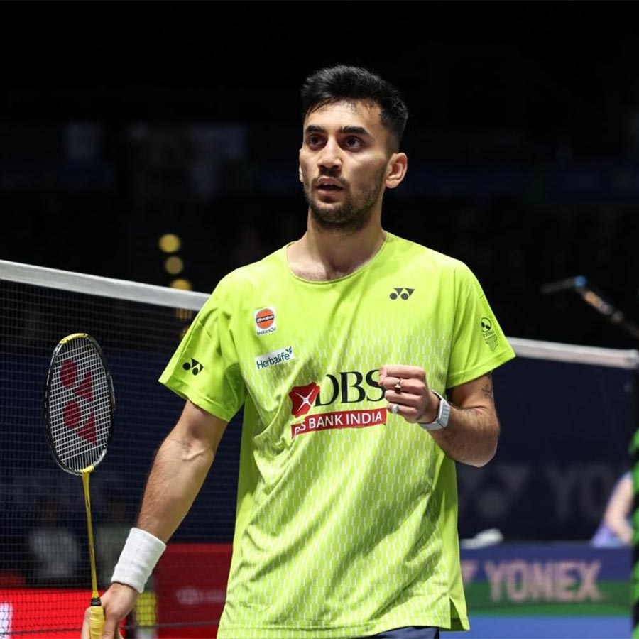 ধাক্কা: কনুইয়ে চোট। লক্ষ্যকে নিয়ে ঝুঁকি নিল না দল।