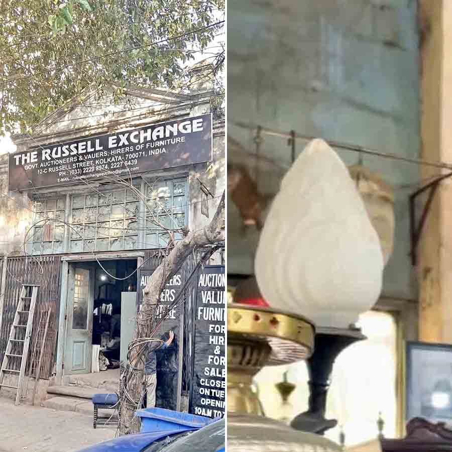 স্মৃতিসরণি: ‘দি রাসেল এক্সচেঞ্জ’ অকশন হাউস। ডান দিকে, শৌখিন নিলাম সামগ্রী।
