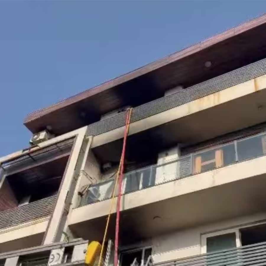 Massive fire at a building in Delhi's Vivek Vihar, many people died dgtl