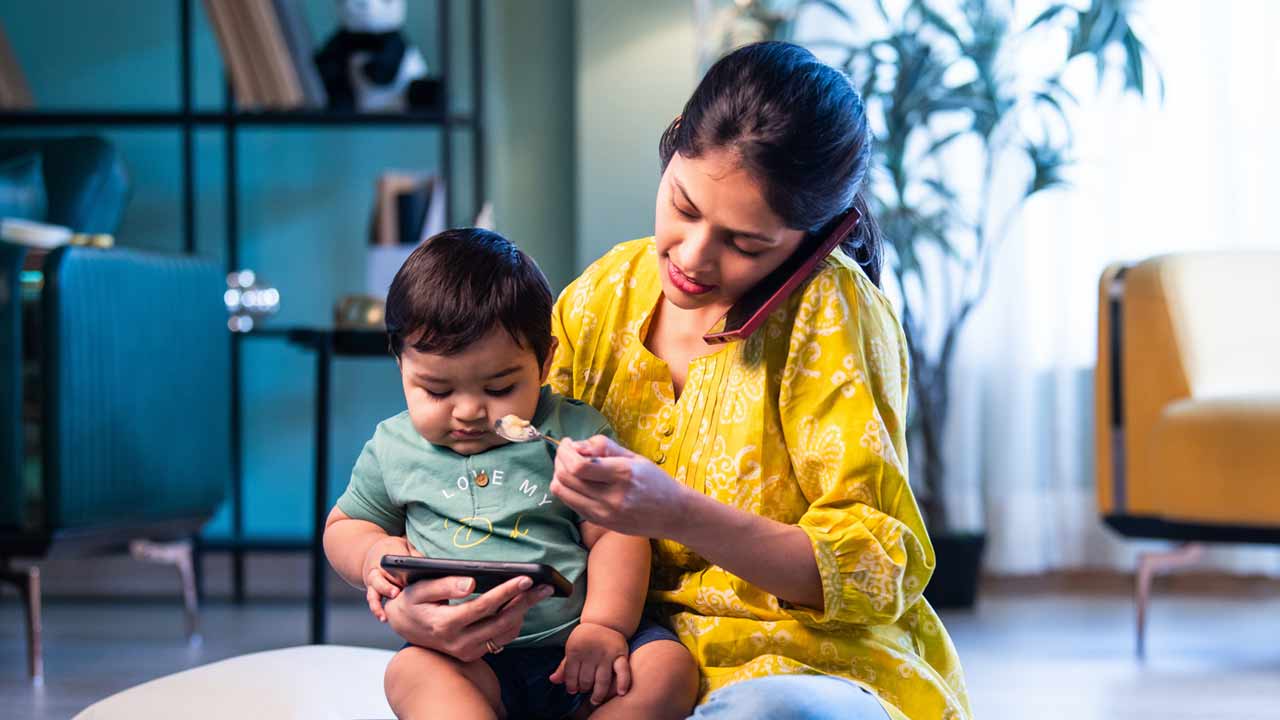 মোবাইল দেখার বিপদ, অটিজ়মে আক্রান্ত হতে পারে শিশু।