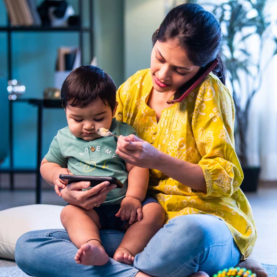 মোবাইল দেখার বিপদ, অটিজ়মে আক্রান্ত হতে পারে শিশু।