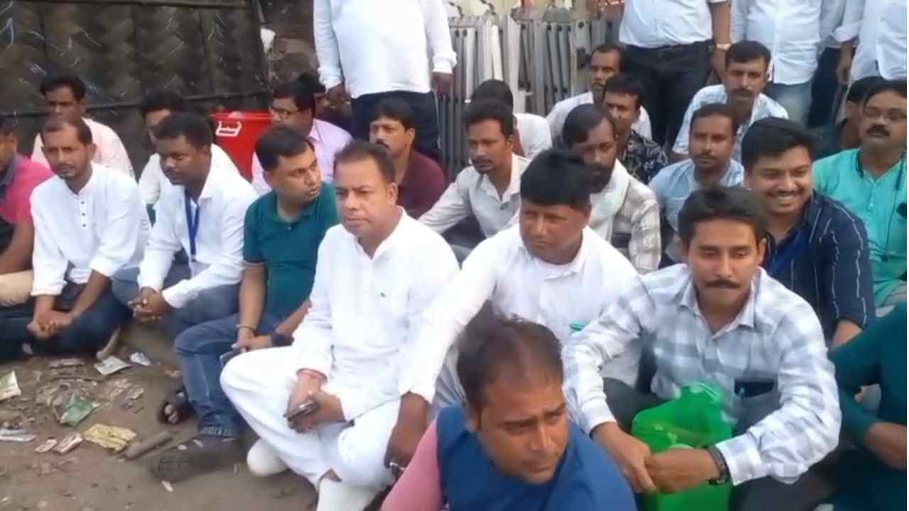 স্ট্রংরুমের সামনে অবস্থান বিক্ষোভে তৃণমূল।