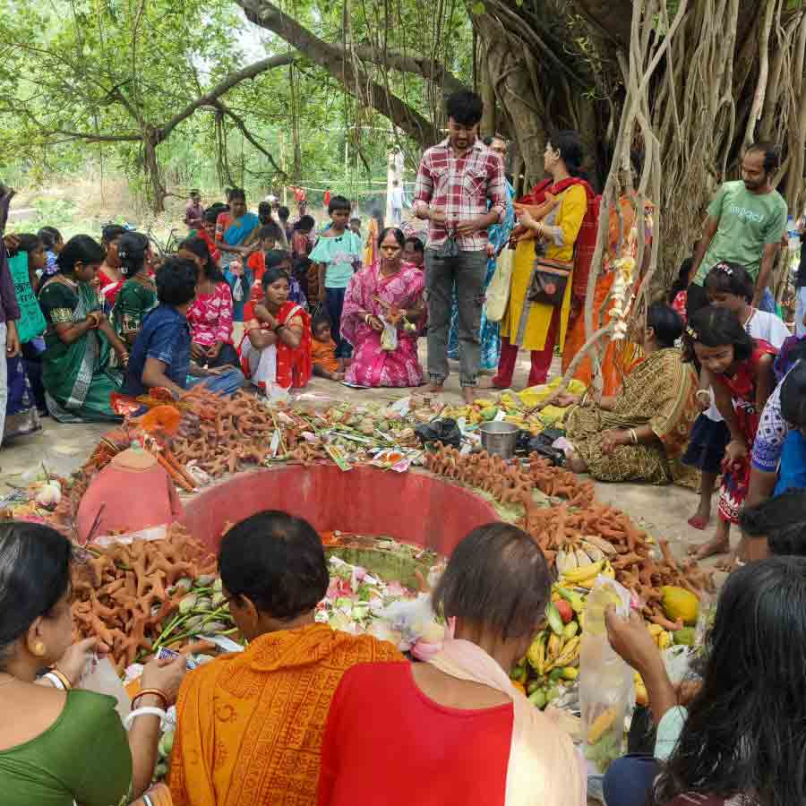 ধর্মরাজ পুজোয় ভক্তদের সমাগম। শনিবার মহম্মদবাজারের শুগুণপুর গ্রামে।