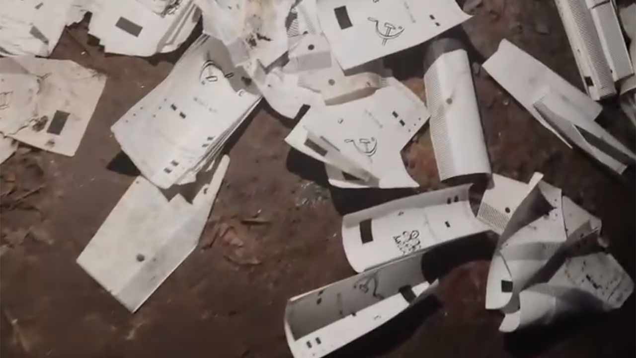 খোলা জায়গায় ভিভিপ্যাট স্লিপ পড়ে থাকার এই দৃশ্য রবিবার ছড়িয়ে পড়ে সমাজমাধ্যমে।