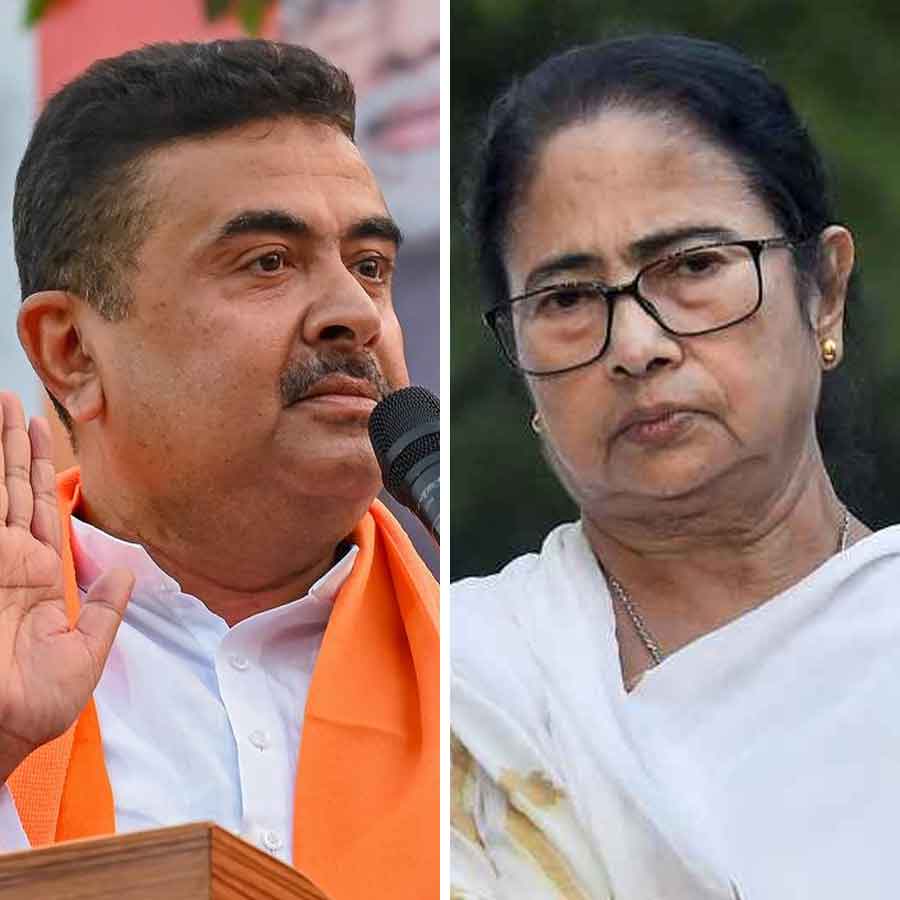 (বাঁ দিকে) শুভেন্দু অধিকারী। মমতা বন্দ্যোপাধ্যায় (ডান দিকে)।